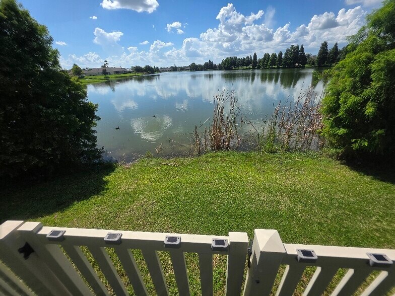 Building Photo - 2528 Ladoga Dr