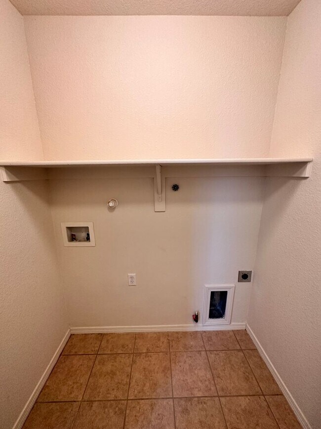 Building Photo - Stunning 2 story 2575 sq ft home- New Carpet