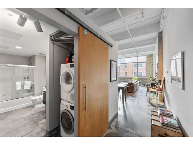 Building Photo - 700 N Washington Ave