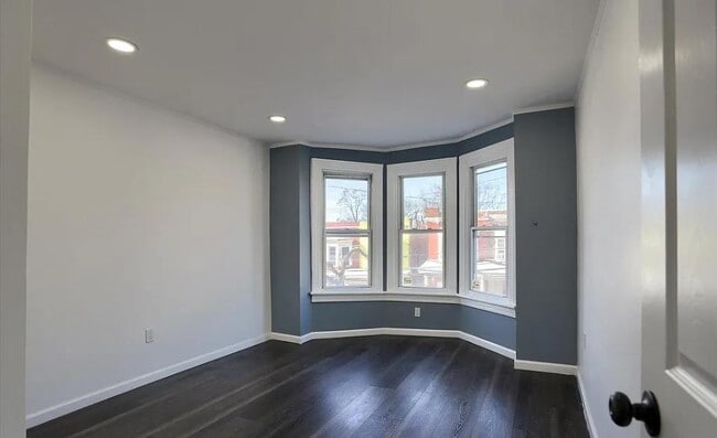 Building Photo - 455 Crescent St