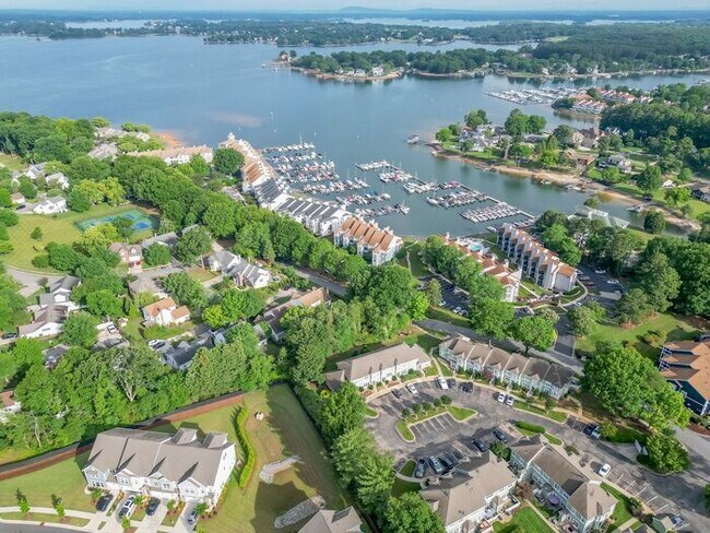 Building Photo - 3BR Townhome - Lake Living in Vineyard Point with Boat Slip Access Near Lake Norman