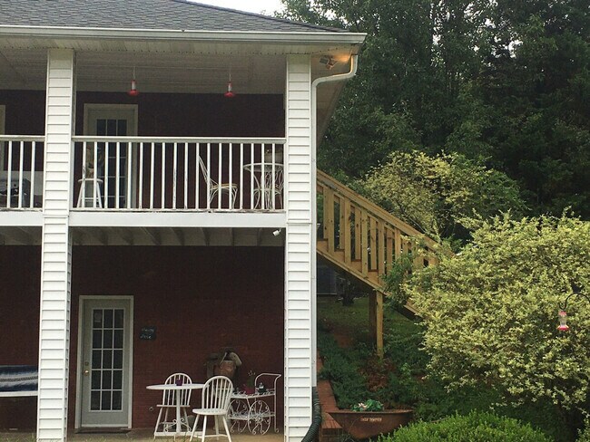 Building Photo - 198 Schools Dr