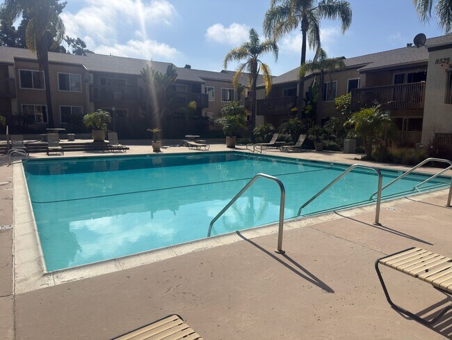 Building Photo - 8545 Villa La Jolla Dr