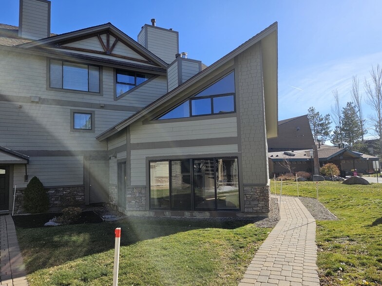 Building Photo - 477 Ala Wai Blvd