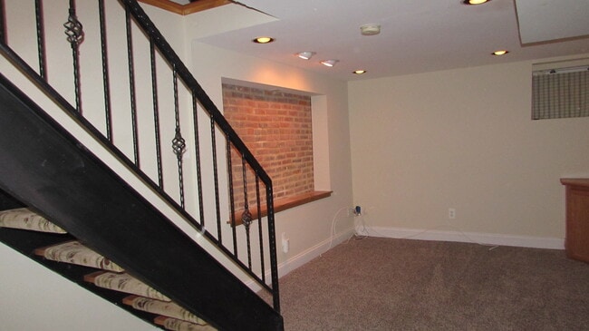 Building Photo - Amazing Rehab Townhome with Deck