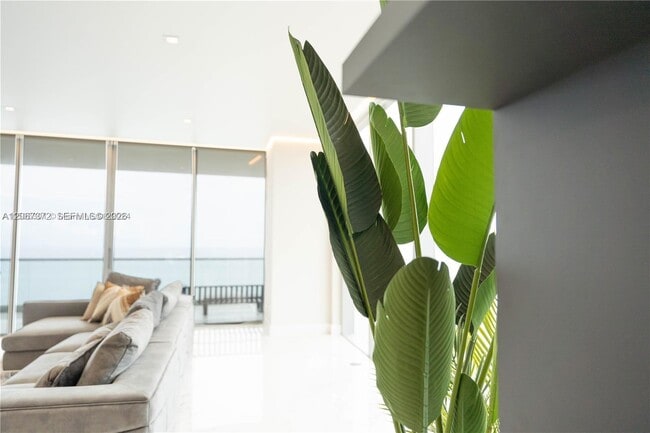 Building Photo - 18501 Collins Ave