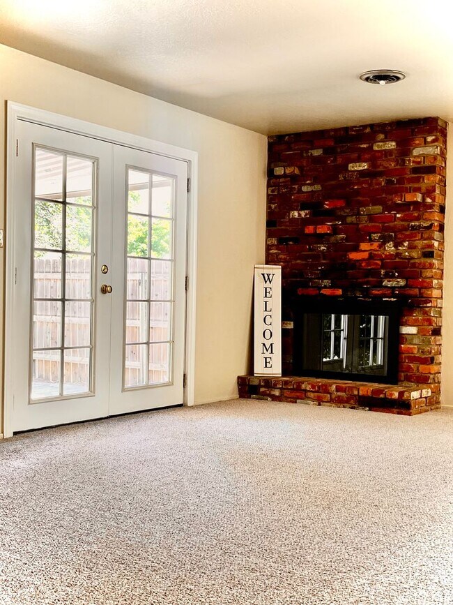 Building Photo - 3 Bedroom Home with a Backyard!!