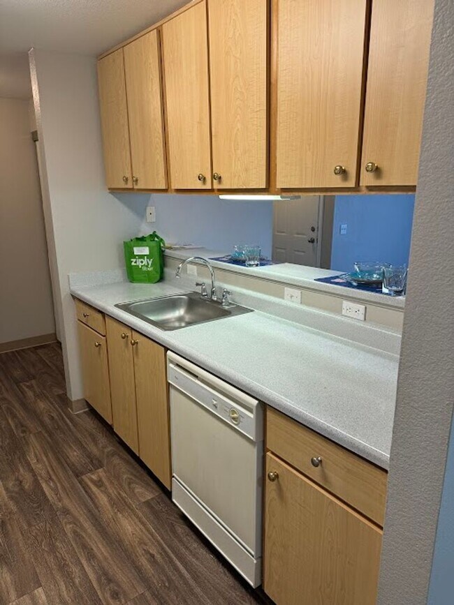 Building Photo - Life Just Got Better Come See For Yourself At Powell Court Apartments!!