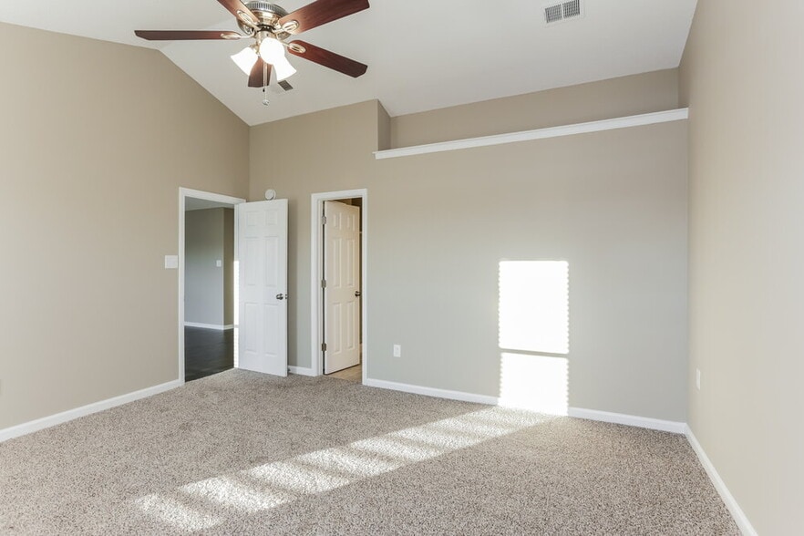 Building Photo - 4241 Meadow Creek Dr