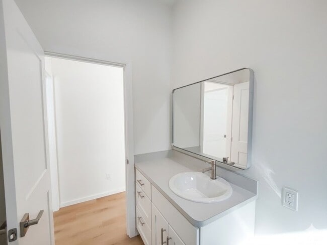 Building Photo - Fully Fenced Private Single-Level 2x2 Retreat in Bend with Bonus Office Nook!