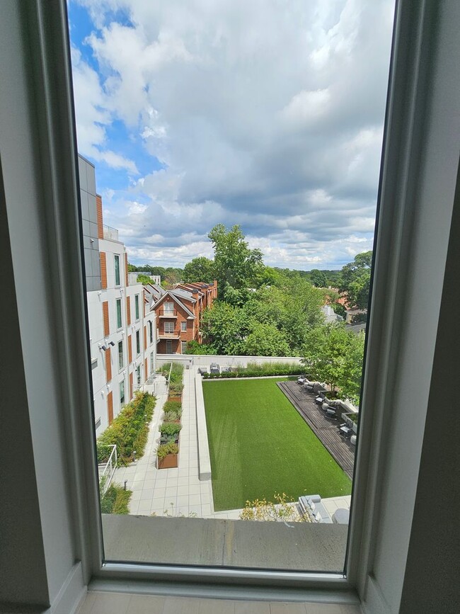 Building Photo - BEAUTIFUL CONDO IN MIDTOWN