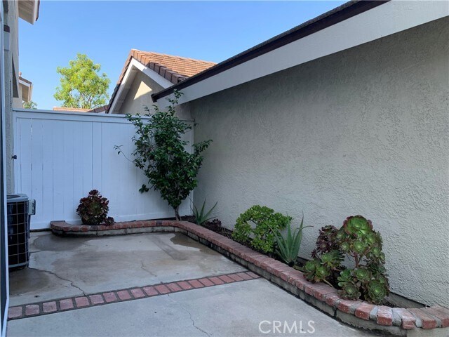 Building Photo - 662 Springbrook N