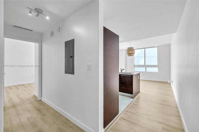 Building Photo - 1900 N Bayshore Dr