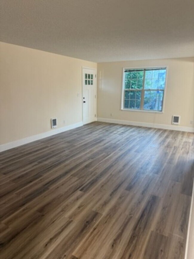 Building Photo - 118000