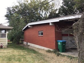 Building Photo - 5323 NW Edgewood Cir