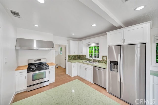 Building Photo - 546 S Beachwood Dr
