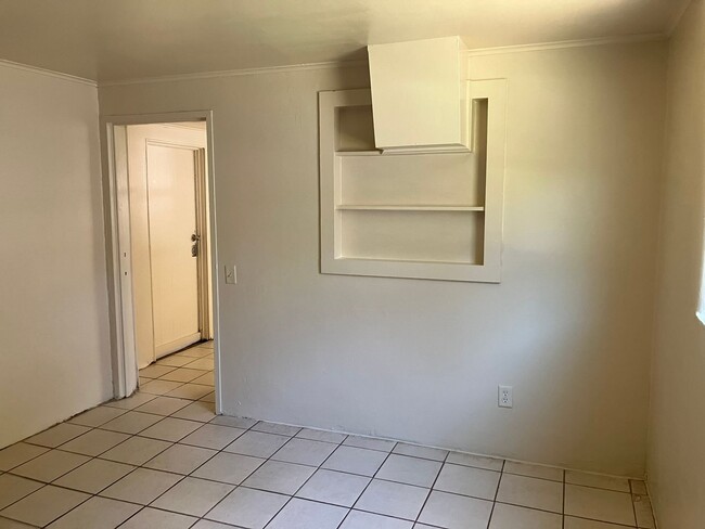 Building Photo - Cozy 1BR/1BA duplex with a Den, Ceramic Tile Floors, NO APP FEE!