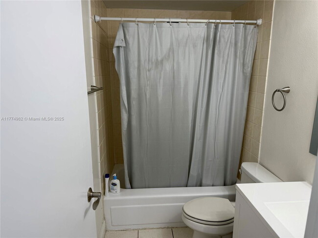 Building Photo - 870 Brickell Bay Dr