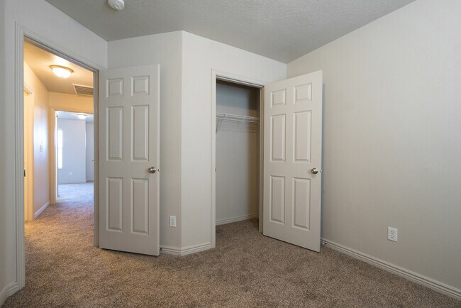 Building Photo - 3155 S Hidden Valley Dr