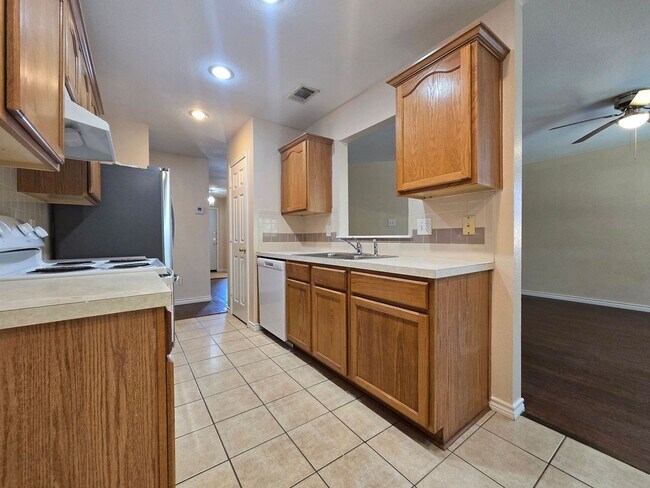 Building Photo - AVAILABLE NOW!