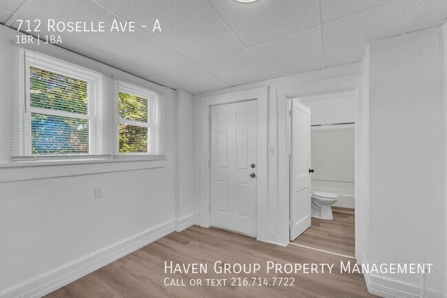 Building Photo - 712 Roselle Ave