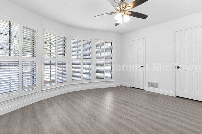 Building Photo - Charming Home Centrally Located in the DFW