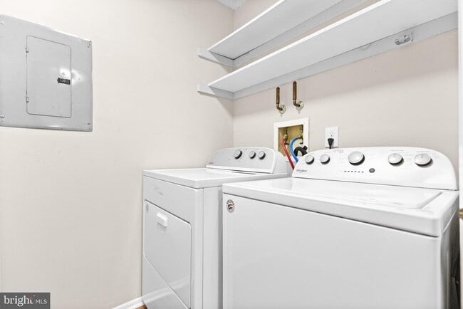 Building Photo - 705 Woodhollow Dr