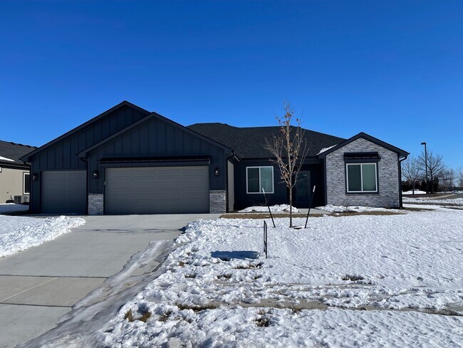 Building Photo - 1218 Little Knife Dr