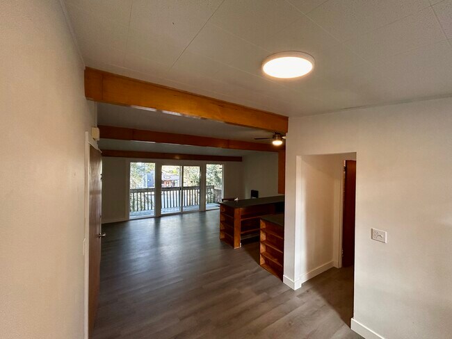 Building Photo - 465 Winslow Way E