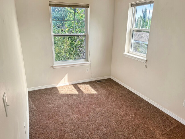 Building Photo - 1231B S 5th Street W