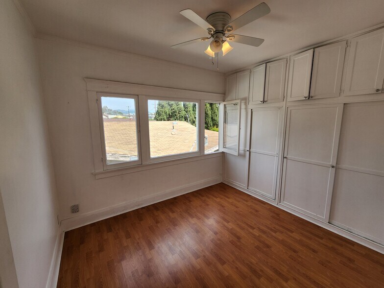 Building Photo - 820 N Edgemont St