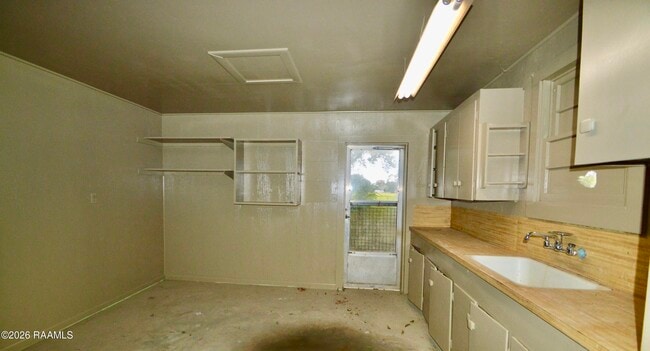 Building Photo - 2114 S Ave F