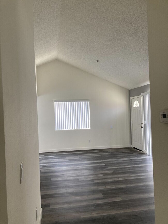 Building Photo - Beautiful 3 Bedroom Unit in Placentia