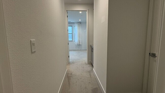 Building Photo - Modern 3BR/3BA Townhome in Prime Mountain View Location