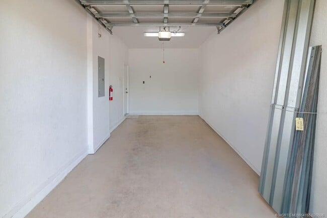 Building Photo - 356 SE Bloxham Way