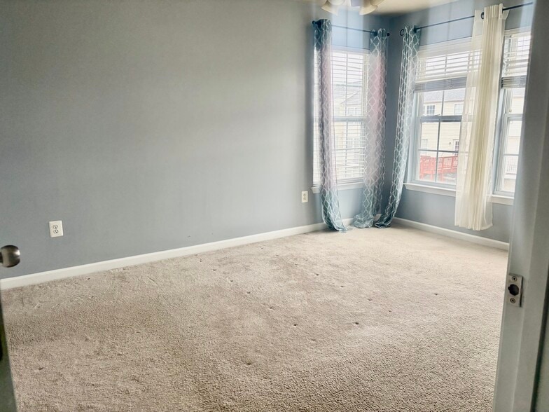 Building Photo - 927 Tipton Rd