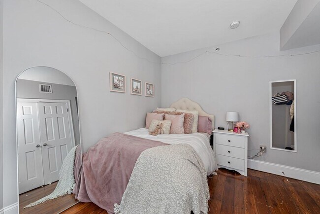 Building Photo - 4 BED 2 BATH MISSION HILL