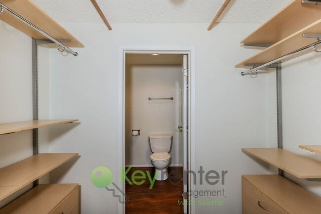 Building Photo - Stylish 2-Bed Condo with Pool & Clubhouse Access