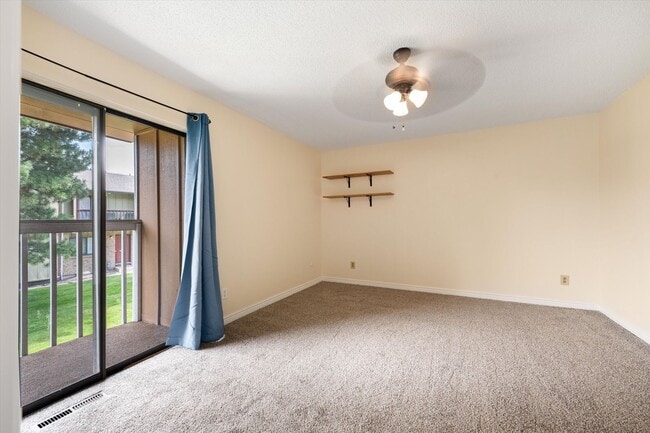 Building Photo - 2 bedroom 3 bath Updated townhome in Lakewood!