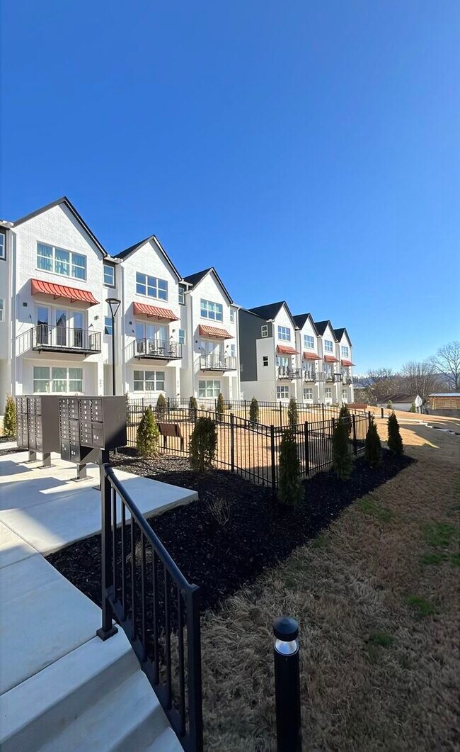 Building Photo - 2 Bed/2.5 Bath Townhome with Garage / Pet-Friendly / Available Now!