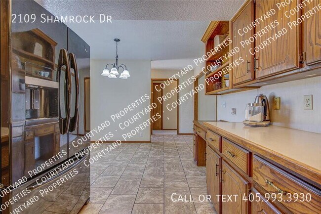 Building Photo - 2109 Shamrock Dr