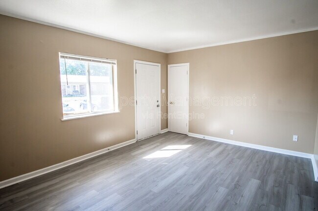 Building Photo - 113 Louella Dr