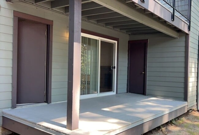 Building Photo - Updated 2 Bedroom Bellevue Condo is Available!