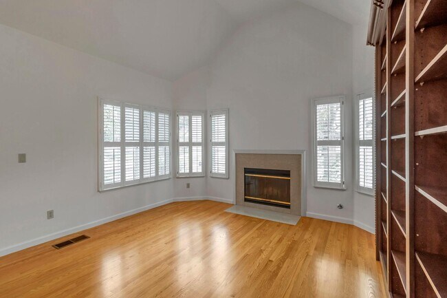 Building Photo - 302 Tadley Ct