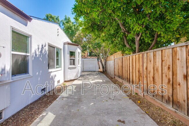 Building Photo - 152 S Bayview Ave