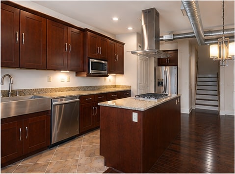 Chef's kitchen w/ stainless hood, more.. - 33 W North Ave