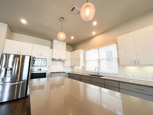 Building Photo - 6112 Seville Dr