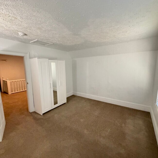 Building Photo - Large 3 bedroom home with a den!
