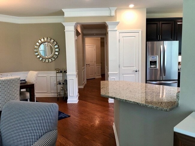 Building Photo - 130 University Ave