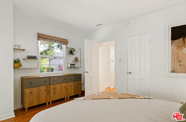Building Photo - 8467 Willoughby Ave